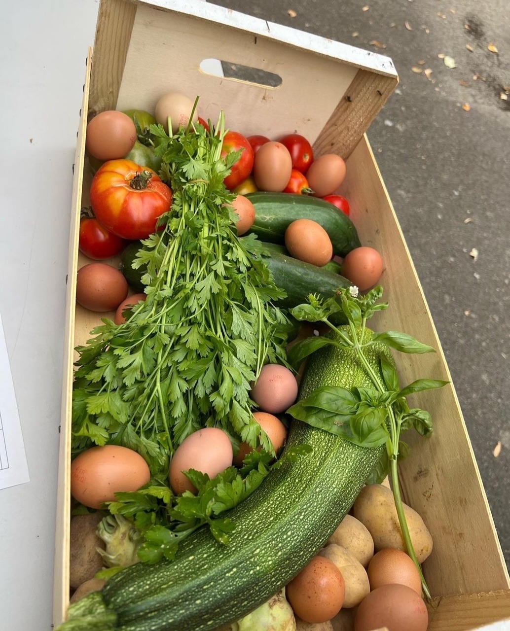 Panier de légumes et oeufs en été